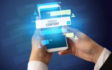 Sosyal medya kavramına sahip akıllı telefon kullanımı