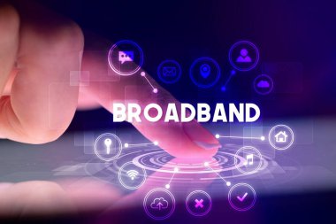 Web teknolojisi simgeleriyle tablete dokunmak