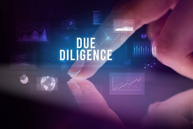 İş grafikleri ve simgeler konseptiyle tablete dokunmak