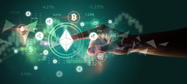 İş adamı multimedya dokunmatik ekranında para birimi simgesini elle itiyor