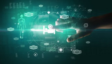 Doktor el, ekranda tıbbi sembollü fütüristik sağlık aygıtı kullanıyor.