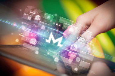 Tablet, para birimi kavramı kullanan bir elin yakın plan görüntüsü
