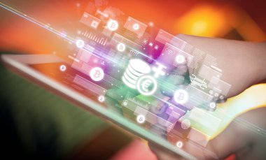Tablet, para birimi kavramı kullanan bir elin yakın plan görüntüsü