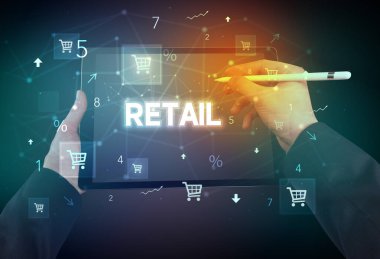 Alışveriş yazısıyla el ele tutuşma tabletinin yakın çekimi