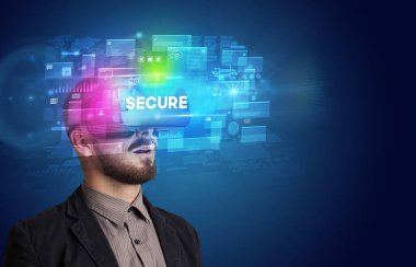 Sanal Gerçeklik gözlükleriyle bakan iş adamı