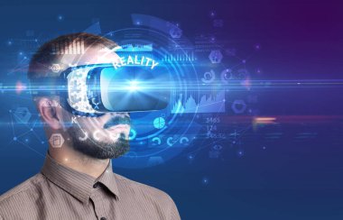 İş adamı VR gözlüklerinden bakıyor.