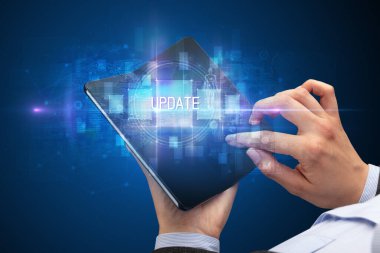 Katlanabilir akıllı telefonu olan bir iş adamı