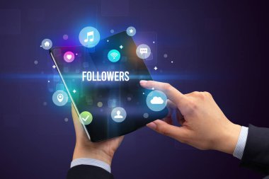 Katlanabilir akıllı telefonu olan bir iş adamı