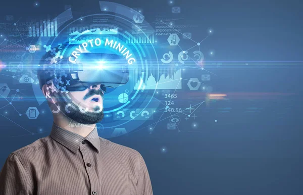 Biznesmen patrzący przez okulary VR — Zdjęcie stockowe