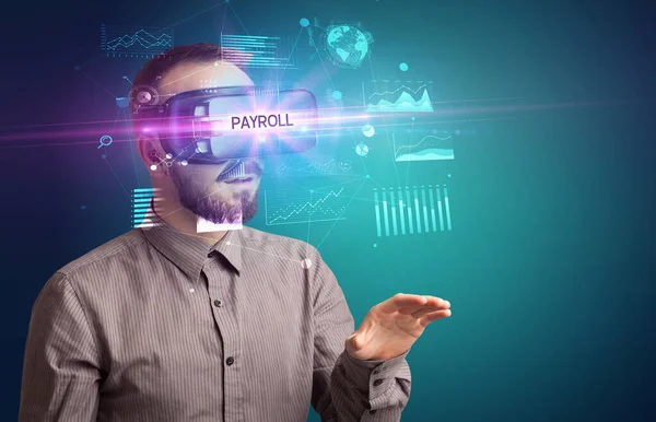 Uomo d'affari che guarda attraverso occhiali di realtà virtuale — Foto Stock