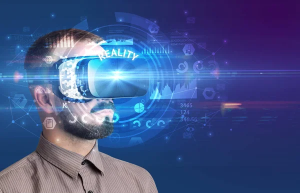 Empresário olhando através de óculos VR — Fotografia de Stock