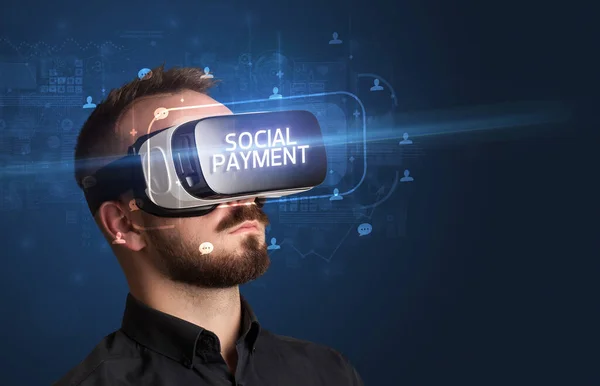 Biznesmen patrzący przez okulary wirtualnej rzeczywistości, koncepcja mediów społecznościowych — Zdjęcie stockowe
