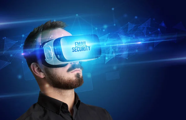 Hombre de negocios mirando a través de gafas de realidad virtual, concepto de seguridad virtual —  Fotos de Stock