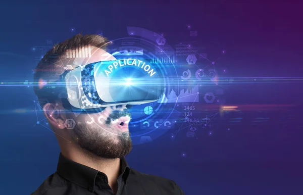 Empresário olhando através de óculos VR — Fotografia de Stock