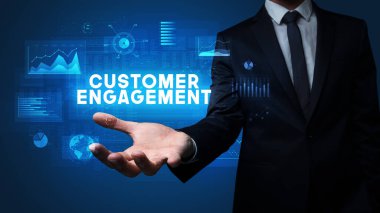 Motivasyon mesajı taşıyan iş adamının eli