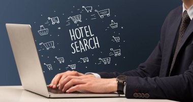 Dizüstü bilgisayar ve e-ticaret konsepti üzerinde çalışan bir iş adamı