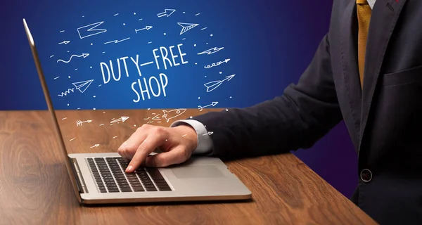 Biznesmen pracujący nad laptopem, koncepcja e-commerce — Zdjęcie stockowe