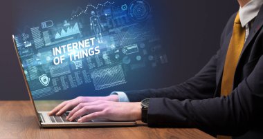 İşadamı laptop kavramı üzerinde çalışma