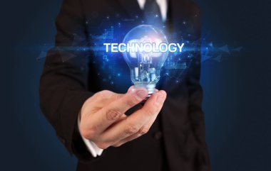 Elinde ampul tutan bir iş adamı.