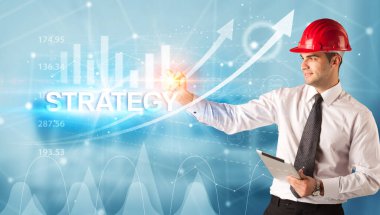 Miğfer konsepti olan genç iş adamı.