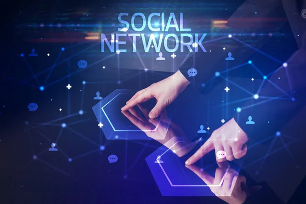 A közösségi hálózatépítés navigálása a közösségi ikonokkal — Stock Fotó