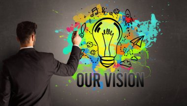 İş adamı renkli ampul çiziyor