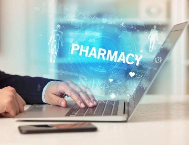 Doktor sağlık kontrolü yapıyor.