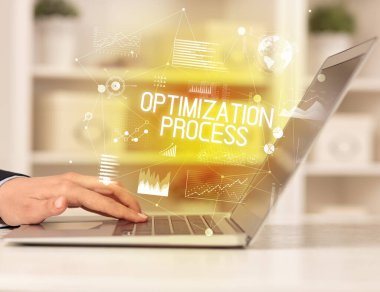 Bilgisayarda çalışan bir iş adamının yan görüntüsü