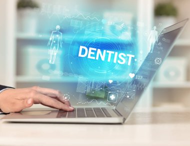 Doktor sağlık kontrolü yapıyor.