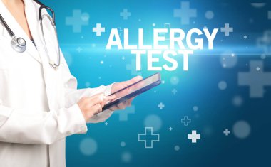 Doktor panoya notlar yazar.