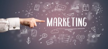 İşletme yazıtlarına işaret eden kırpılmış elin yakın çekimi