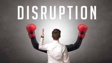 Üzerinde yazı olan bir iş adamının arka görünüşü