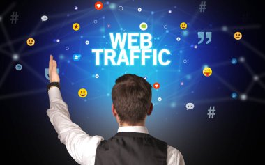 Bir iş adamının arka görünüşü, sosyal medya kavramı