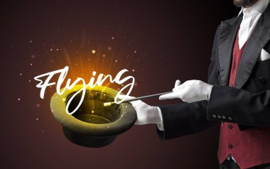 Yaşlı büyücü sihirbazlık numarası yapıyor.