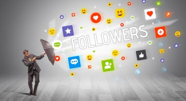 Sosyal medyadan şemsiyeyle savunma yapan iş adamı