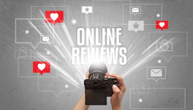 Fotoğraf çeken bir elin yakın çekimi.