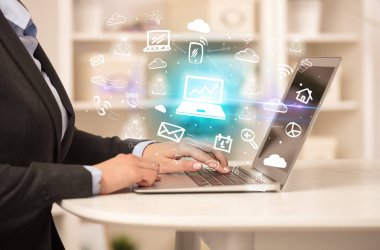 İşadamı yeni iş konseptiyle dizüstü bilgisayarda çalışıyor