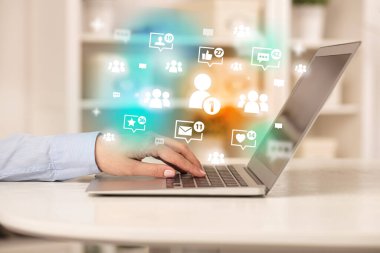 Sosyal medya ağında sörf yapan genç kişi