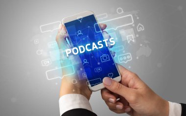 Sosyal medya kavramına sahip akıllı telefon kullanımı