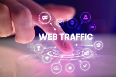 Web teknolojisi simgeleriyle tablete dokunmak