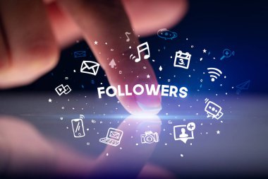 Sosyal medya simgeleri kavramlı parmak dokunuşu tableti