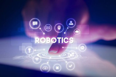 Web teknolojisi simgeleriyle tablete dokunmak