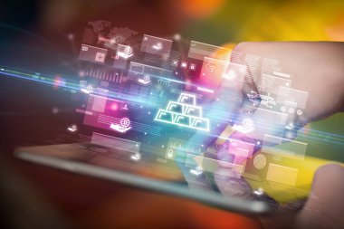 Tablet, para birimi kavramı kullanan bir elin yakın plan görüntüsü