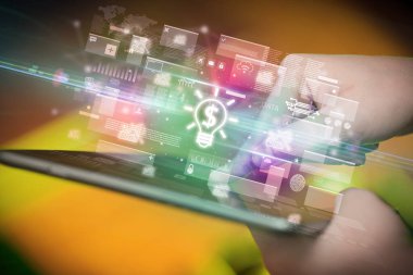 Tablet, para birimi kavramı kullanan bir elin yakın plan görüntüsü