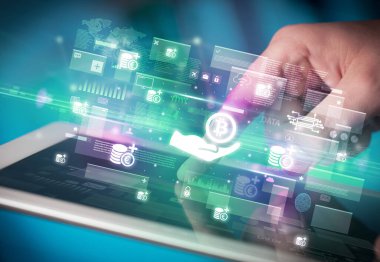Tablet, para birimi kavramı kullanan bir elin yakın plan görüntüsü