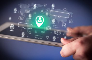 Tablet, sosyal medya kavramı kullanan bir elin yakın plan çekimi
