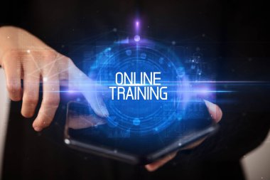 Katlanabilir akıllı telefon tutan genç adam.