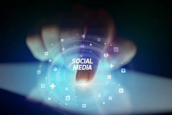 Dedo tocando tablet com conceito de ícones de mídia social — Fotografia de Stock