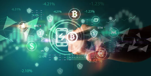 İş adamı multimedya dokunmatik ekranında para birimi simgesini elle itiyor