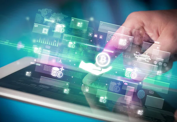 Tablet, para birimi kavramı kullanan bir elin yakın plan görüntüsü